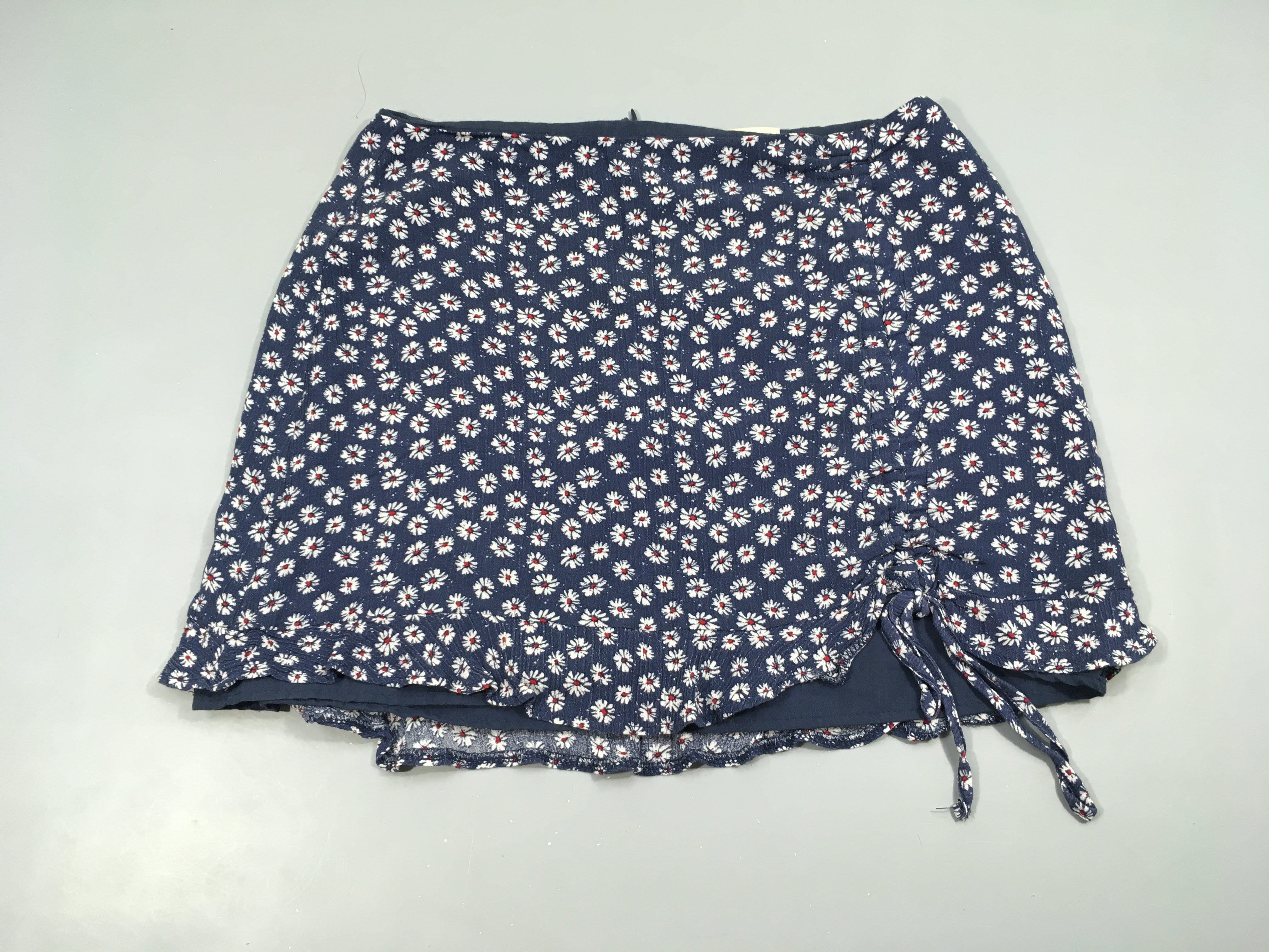 Jupe bleue fleurie fronce sur le devant