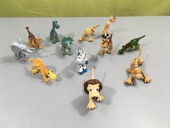 Lot figurines animaux et dinosaures cartoon en plastique