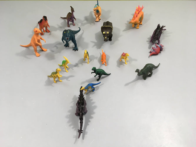 Lot de figurines dinosaures en plastique, moins cher chez Petit Kiwi
