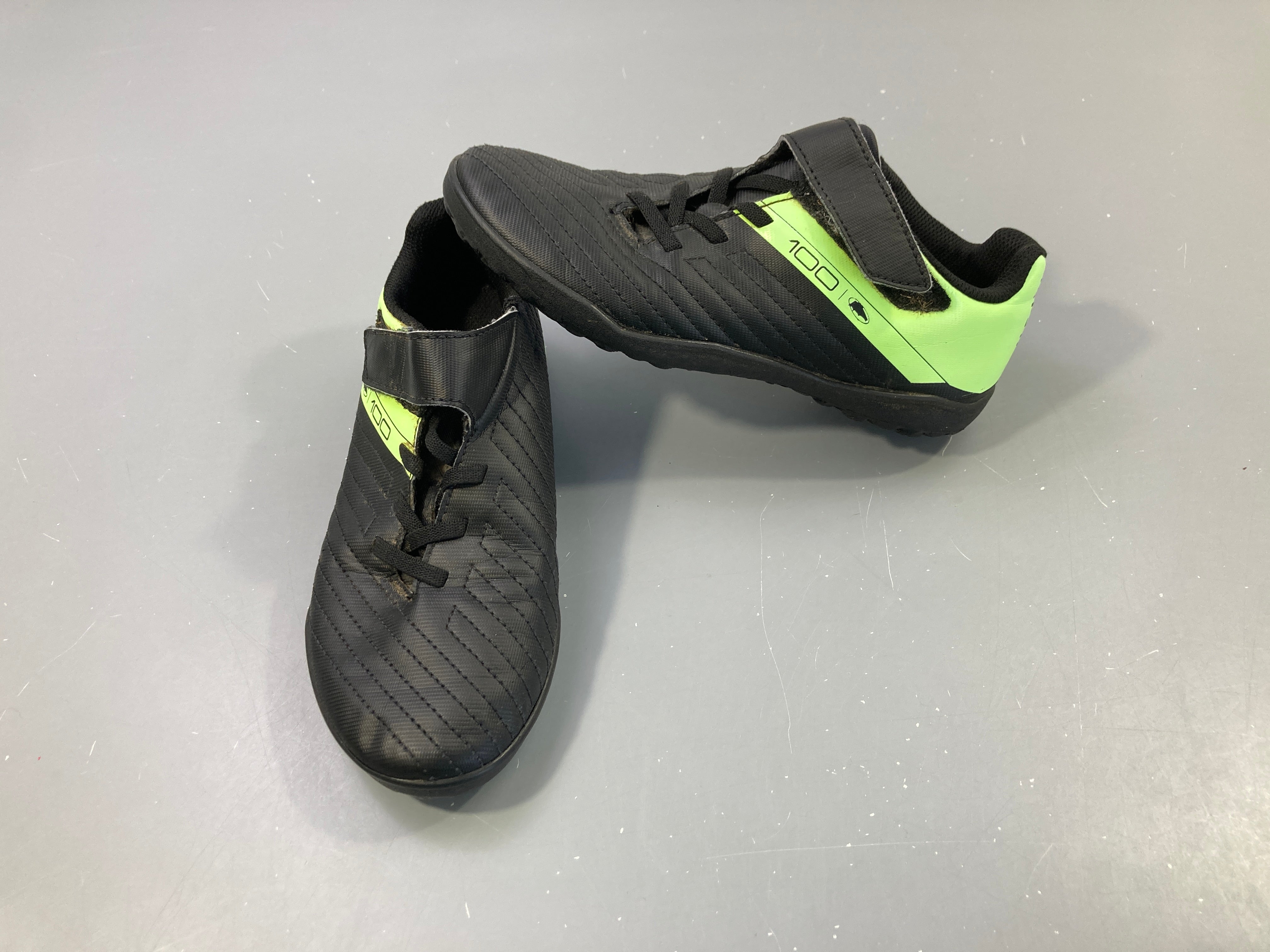 Chaussures de foot à scratch 100 Easy Turf Tf noir-jaune Kipsta