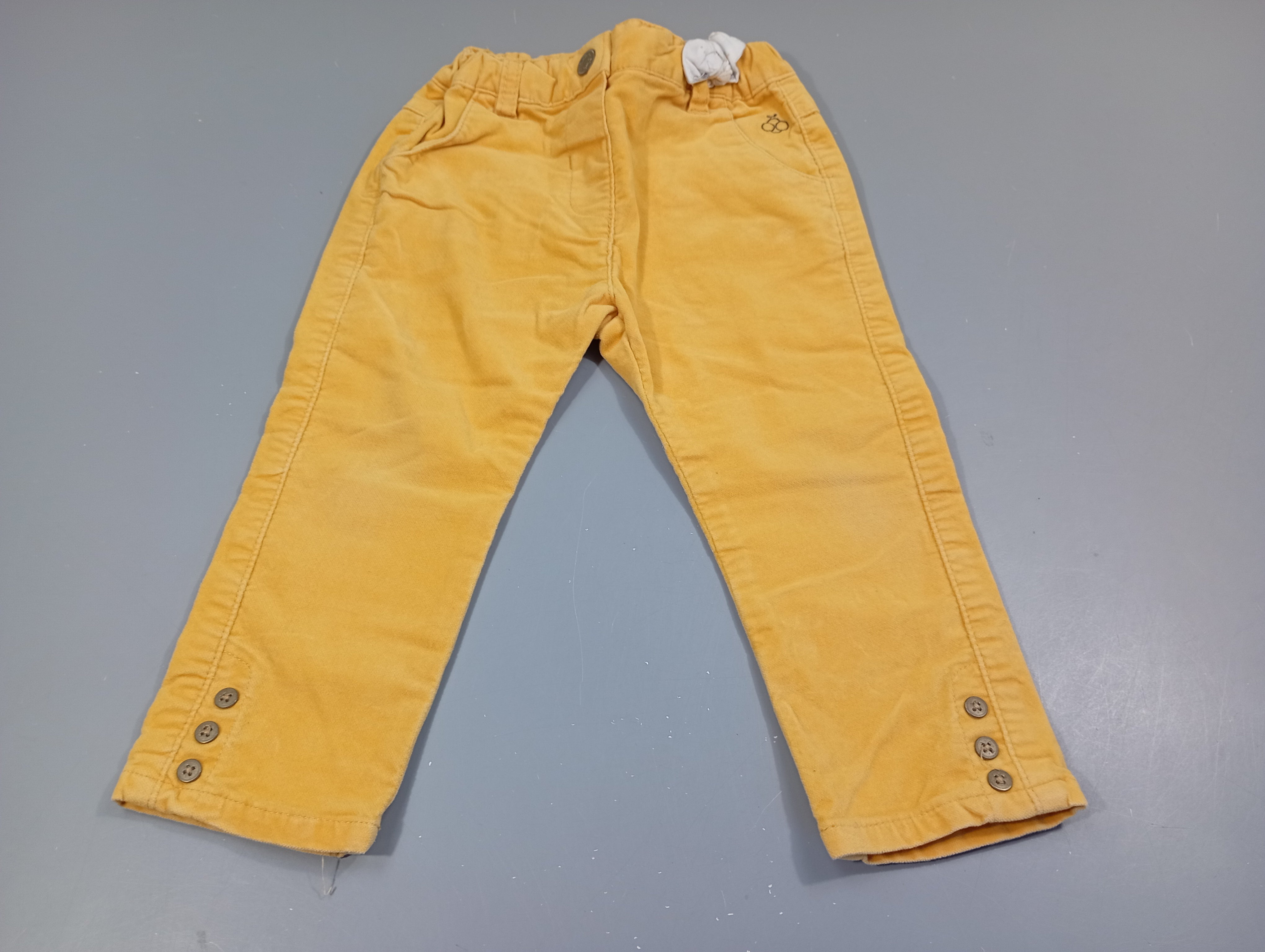 Pantalon velours jaune, noeud papillon blanc
