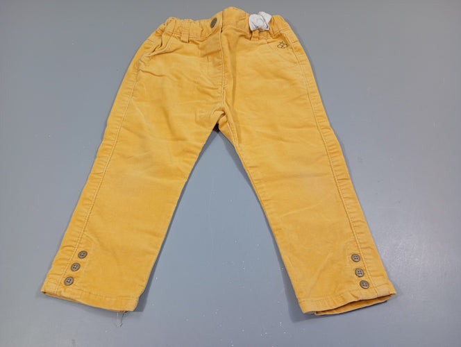 Pantalon velours jaune, noeud papillon blanc, moins cher chez Petit Kiwi