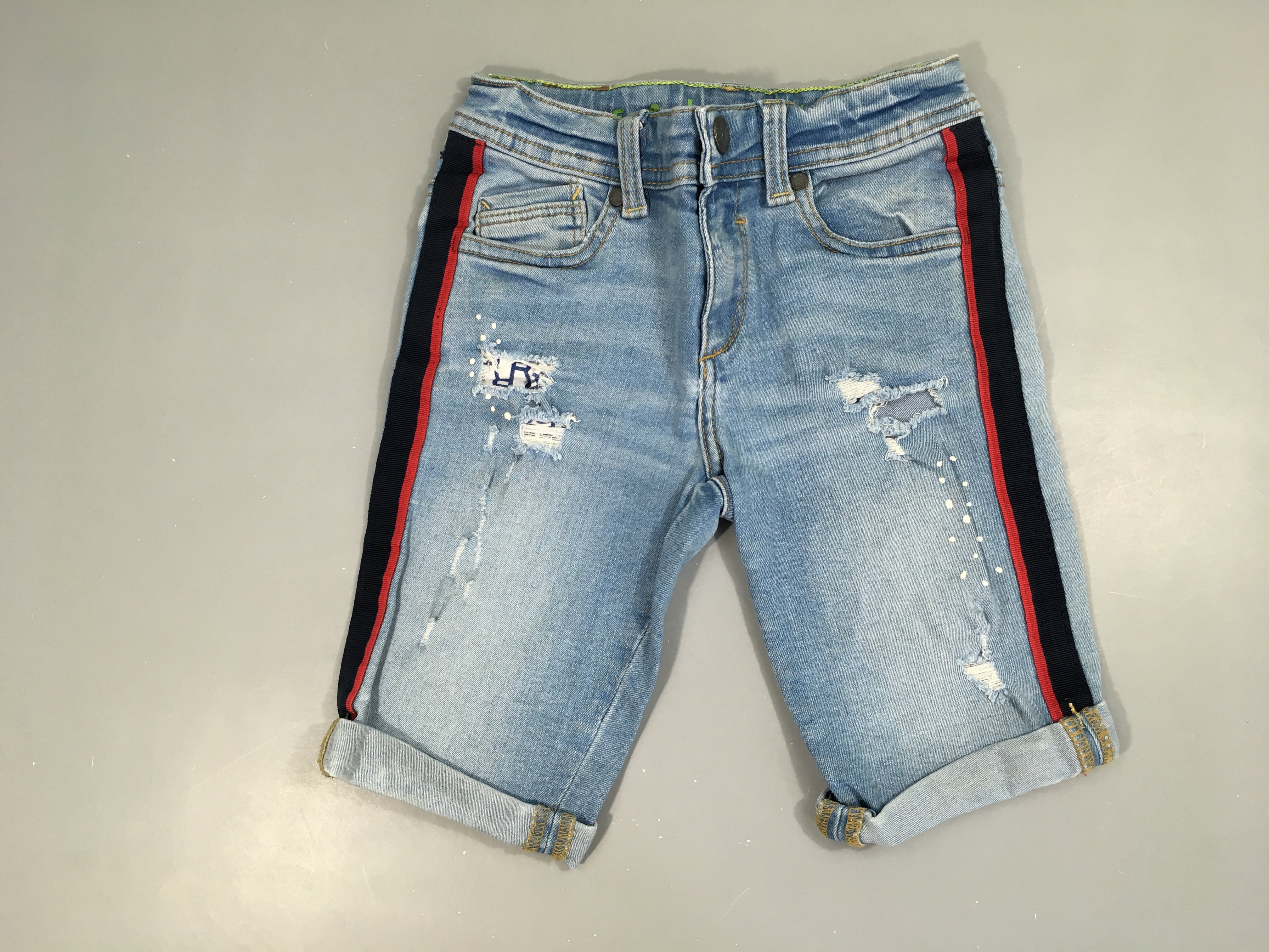 Bermuda slim fit en jean effet déchiré revers -Souillé fesses