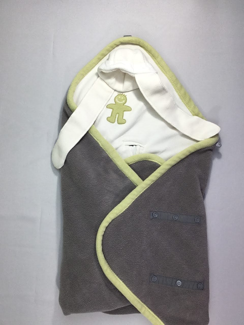 Couverture enveloppante polar beige/vert/écru avec bonnet