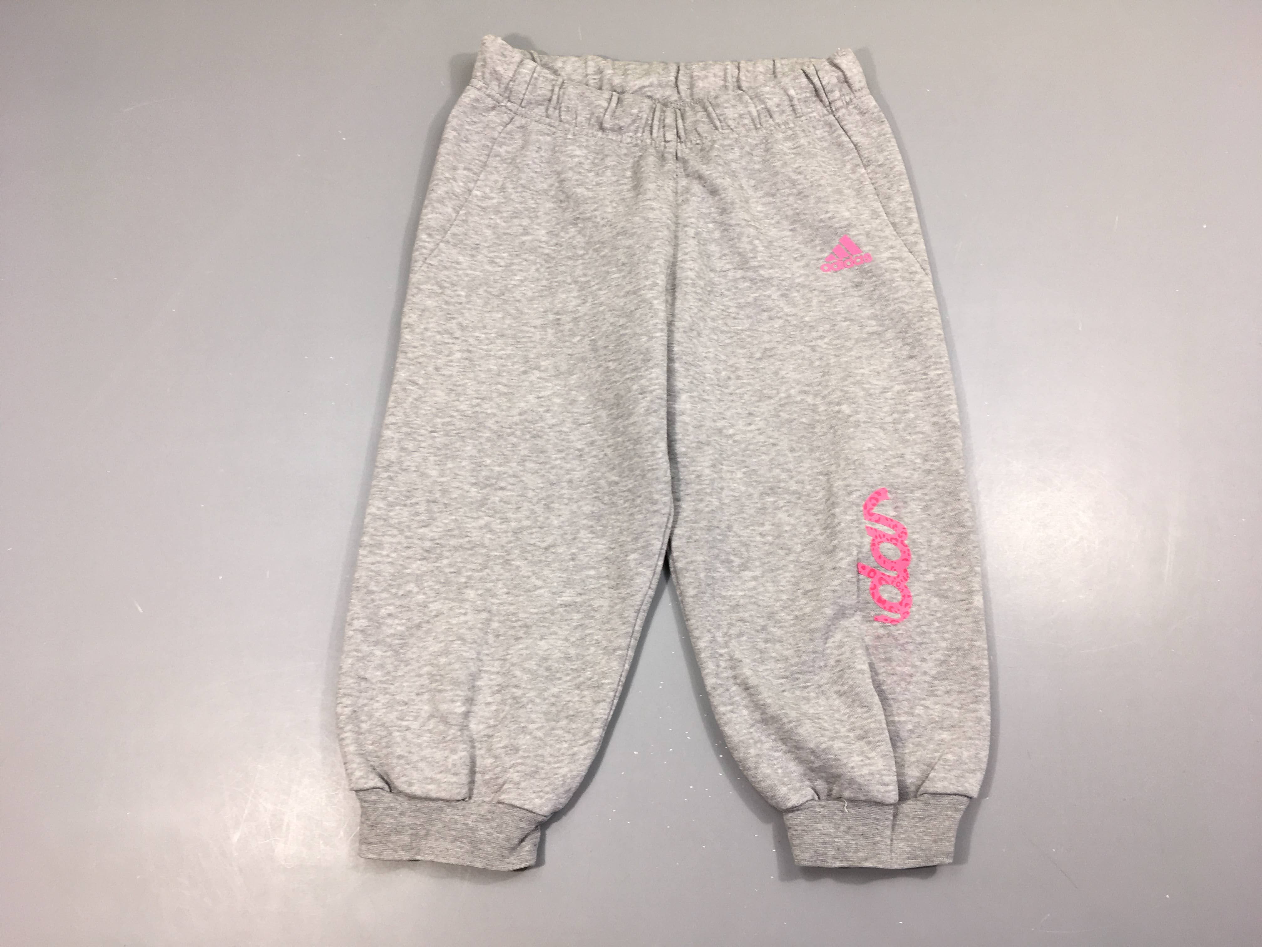 PantaCOURT de training gris Floc Adidias enlevé en partie