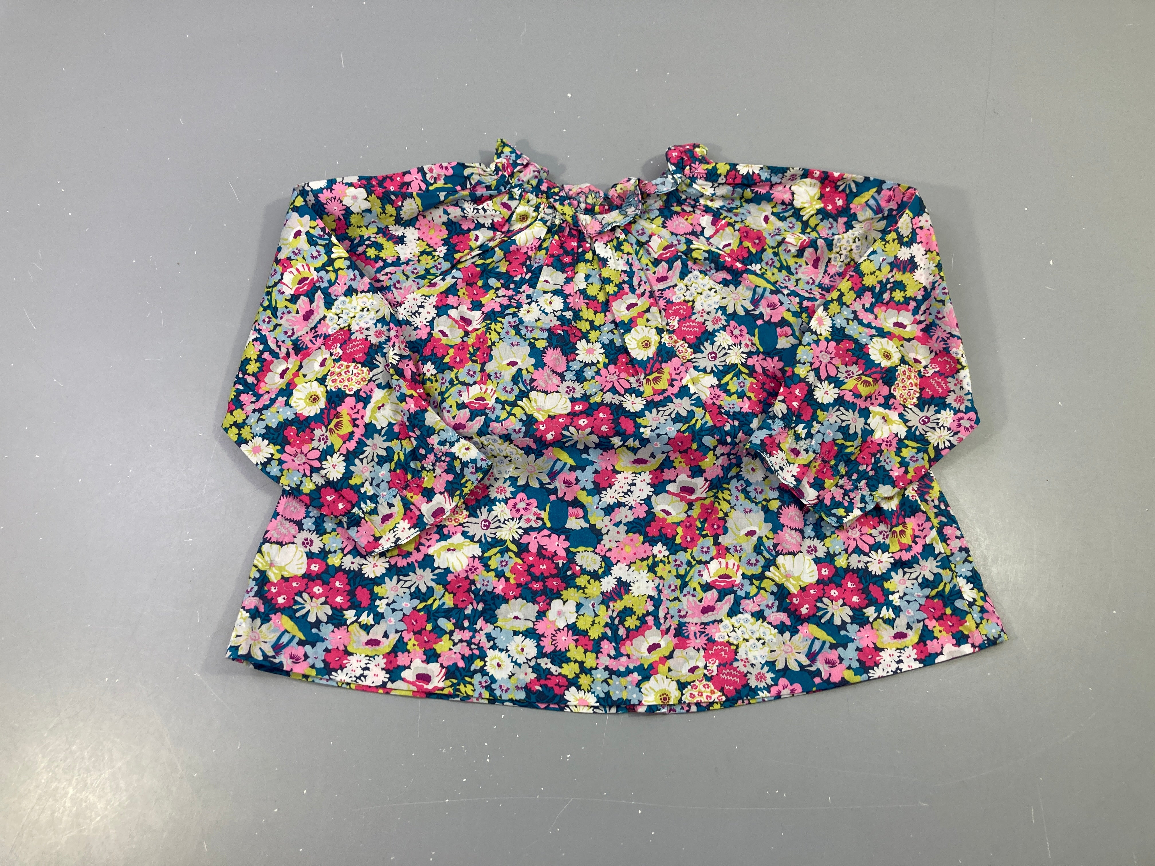 Chemisier bleu fleuri col froufrou
