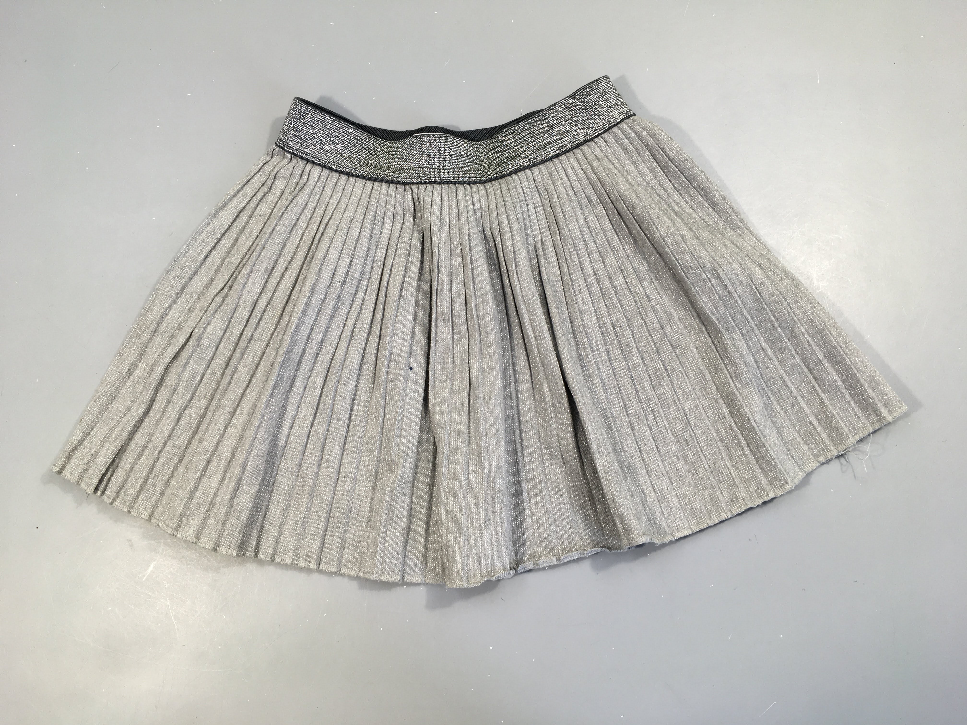Jupe molleton gris irisé, petite tache à l'avant