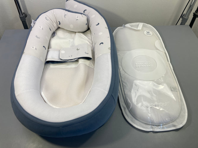 Cocoon doomoo blanc/bleu lunes, légères auréoles + extra pad, moins cher chez Petit Kiwi