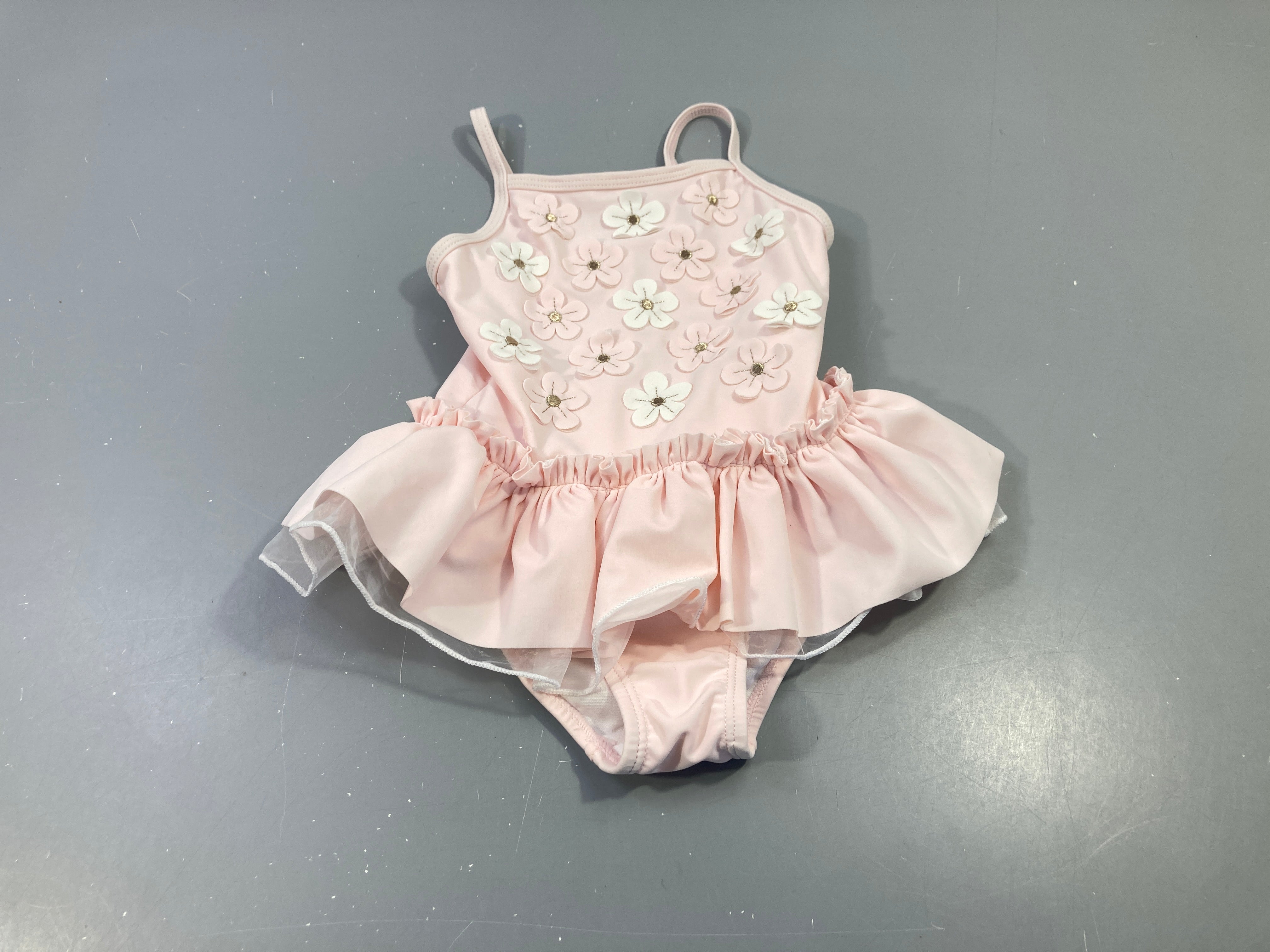 Maillot rose pâle volant, fleurs appliquées