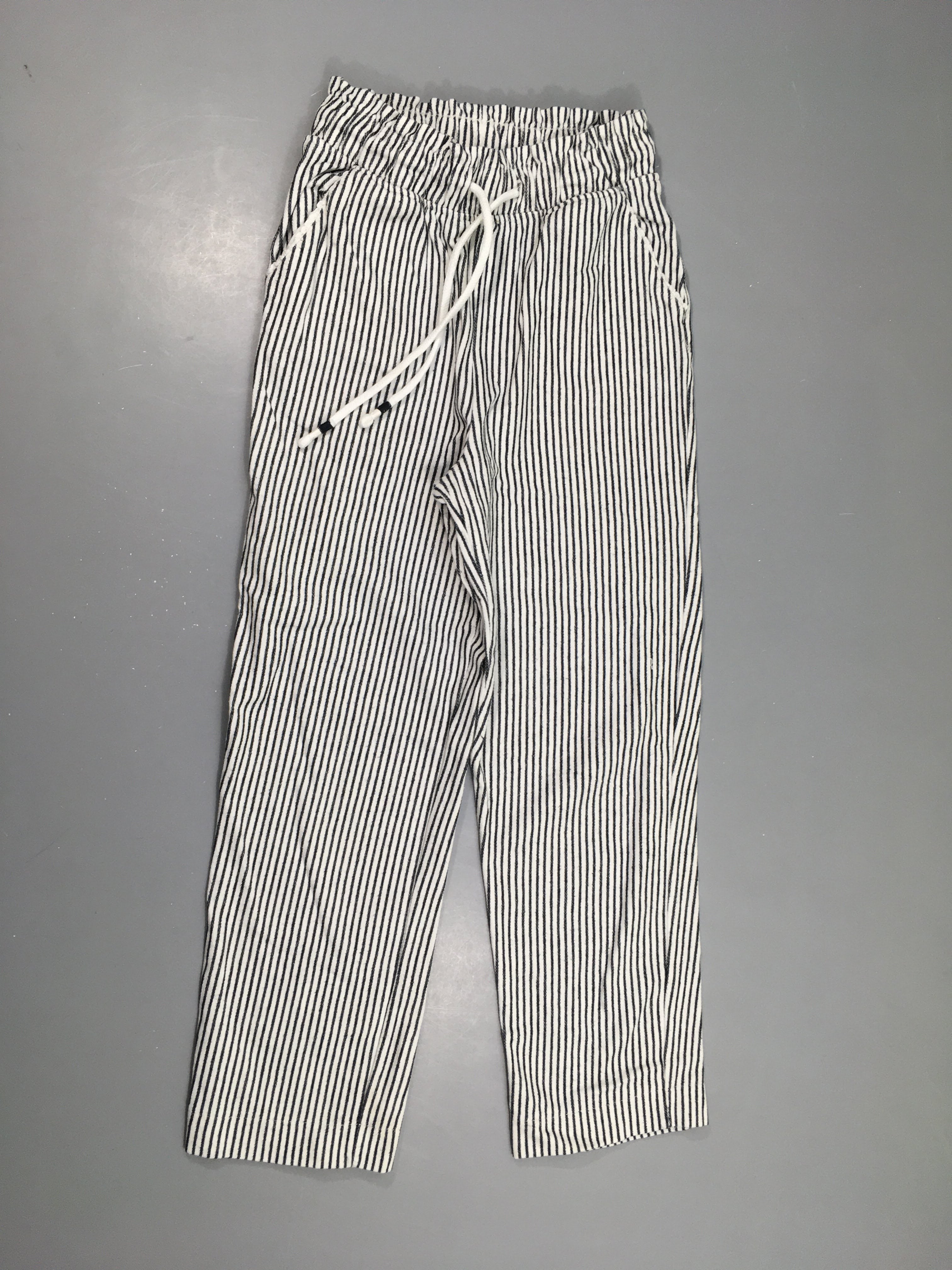 Pantalon clair ligné bleu foncé