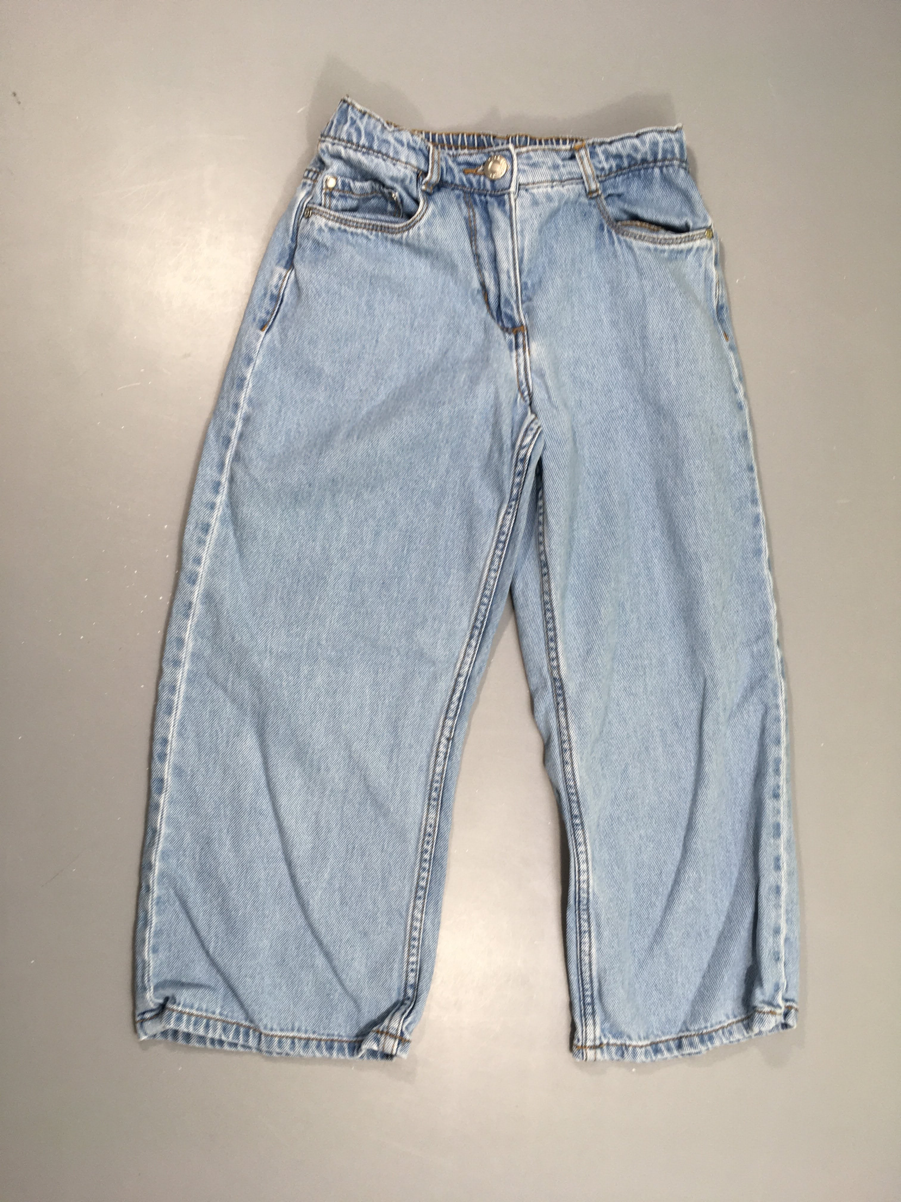 Jeans clair culotte (=très court)
