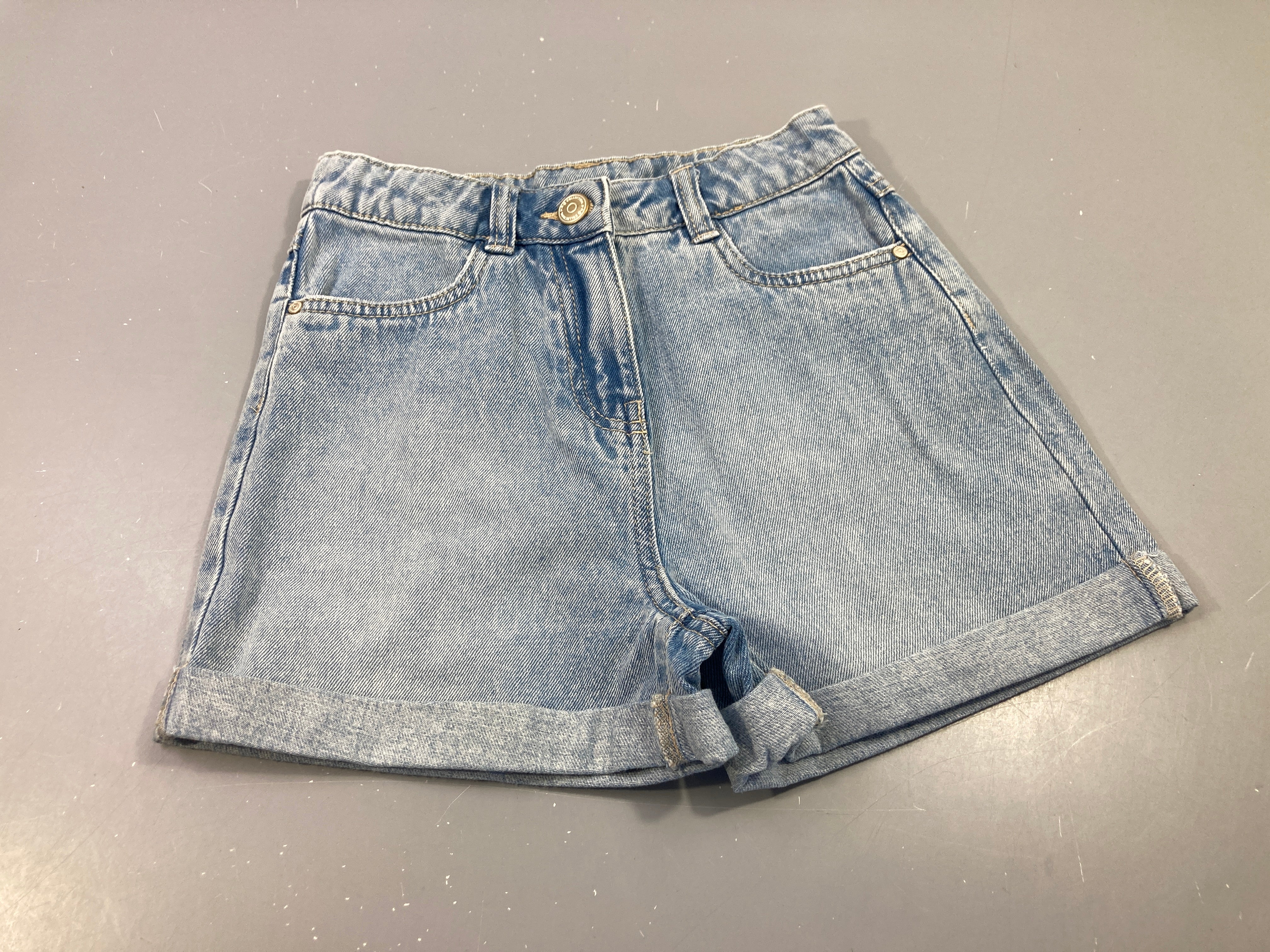 Short jean bleu delavé