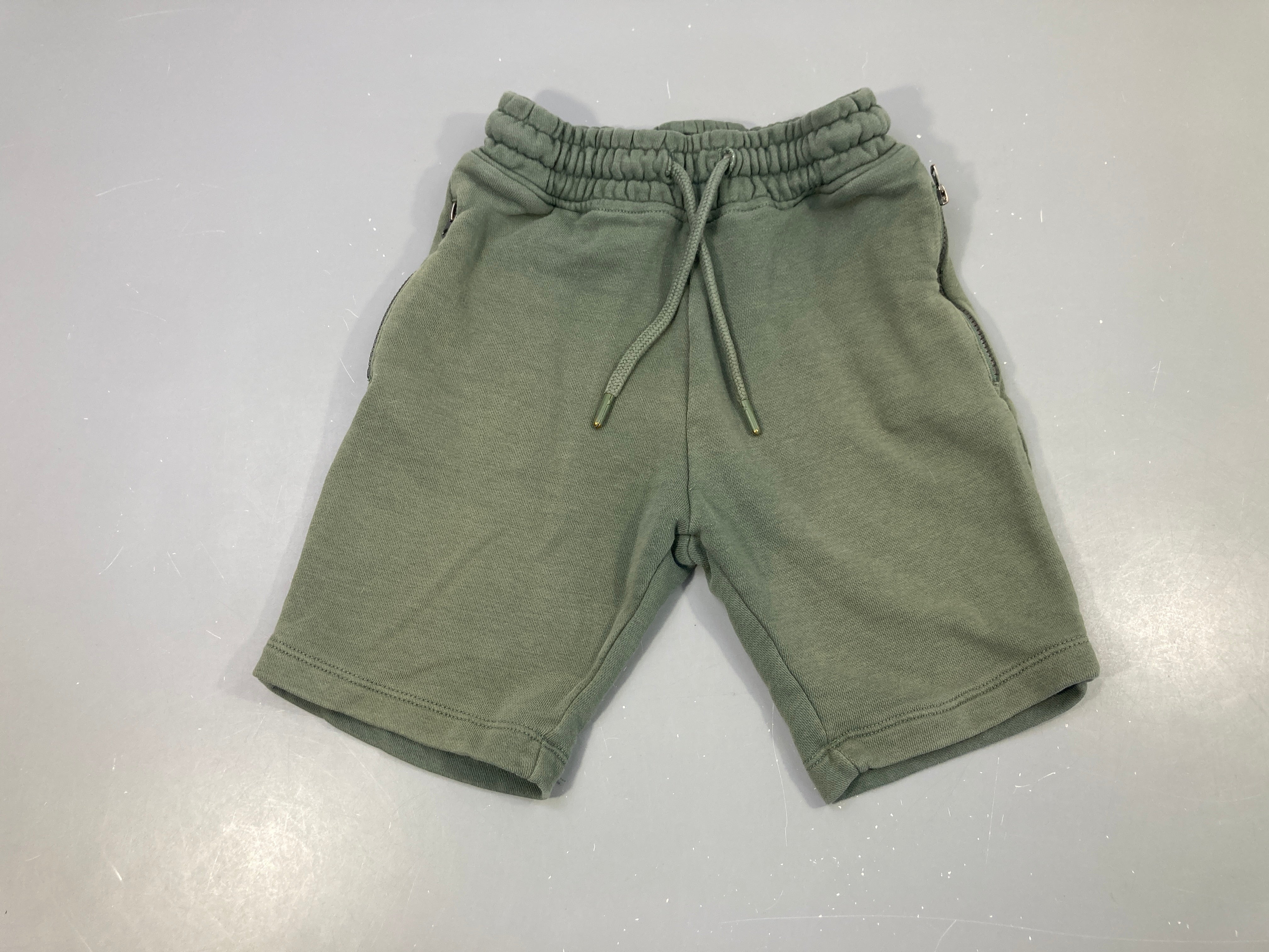 Short molleton kaki poches zippées