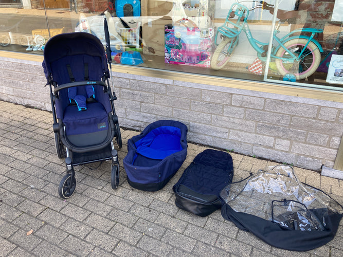 Bon état génréral-Poussette bleu-noir Cybex "Priam 3" (2019-2021) avec Nacelle + Assise + Chancelière Cybex platinum + Habillage de pluie + Ombrelle (avec deux accessoires neufs plastique de remplacement) + Planche à roulettes, moins cher chez Petit Kiwi