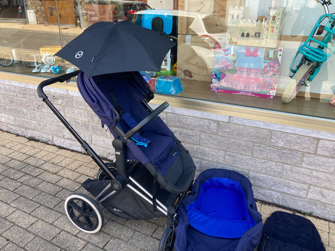 Bon état génréral-Poussette bleu-noir Cybex "Priam 3" (2019-2021) avec Nacelle + Assise + Chancelière Cybex platinum + Habillage de pluie + Ombrelle (avec deux accessoires neufs plastique de remplacement) + Planche à roulettes, moins cher chez Petit Kiwi