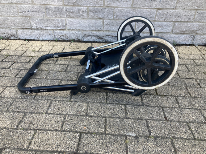Bon état génréral-Poussette bleu-noir Cybex "Priam 3" (2019-2021) avec Nacelle + Assise + Chancelière Cybex platinum + Habillage de pluie + Ombrelle (avec deux accessoires neufs plastique de remplacement) + Planche à roulettes, moins cher chez Petit Kiwi