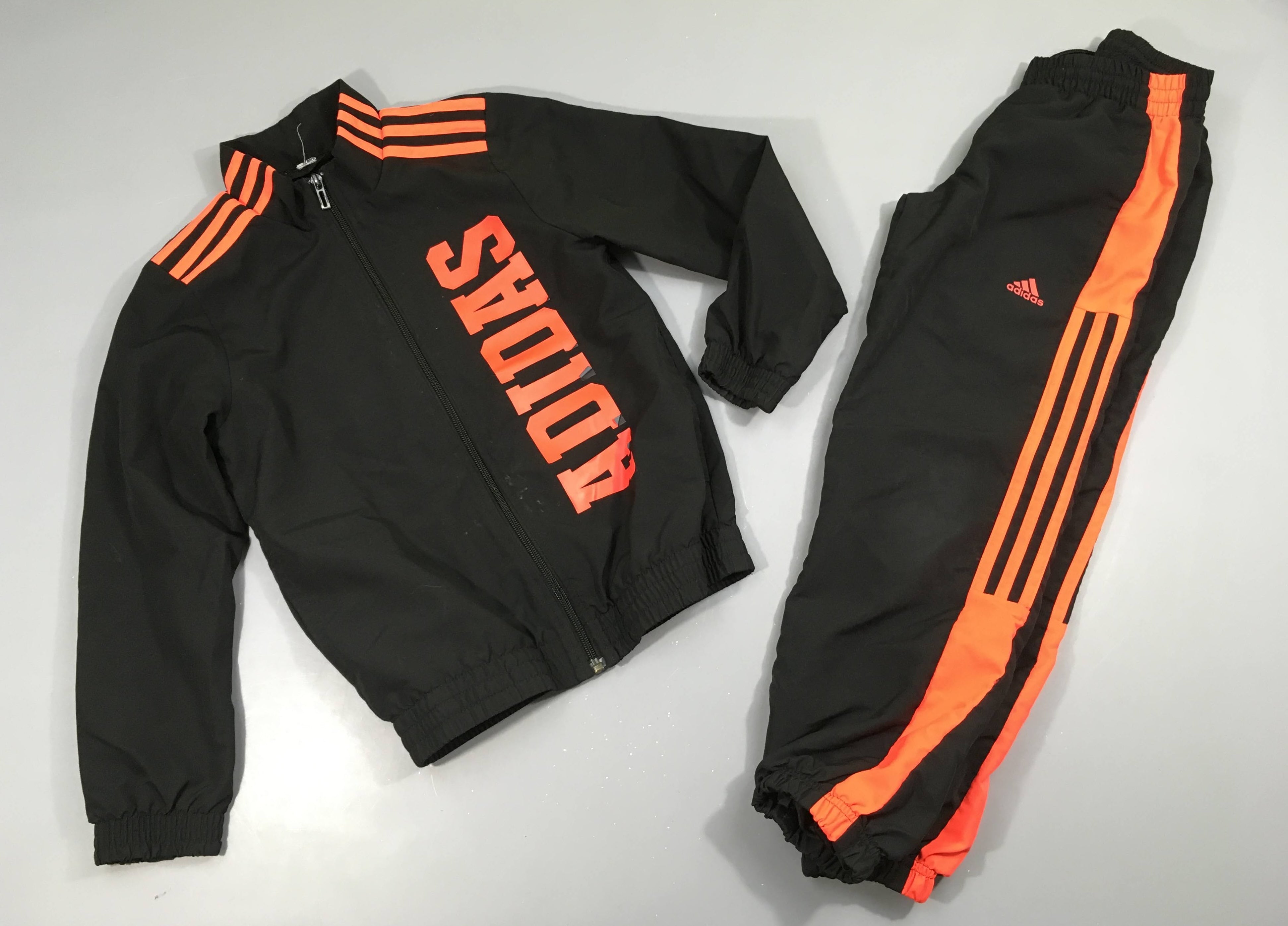 Ensemble survêtement noir bandes orange Adidas