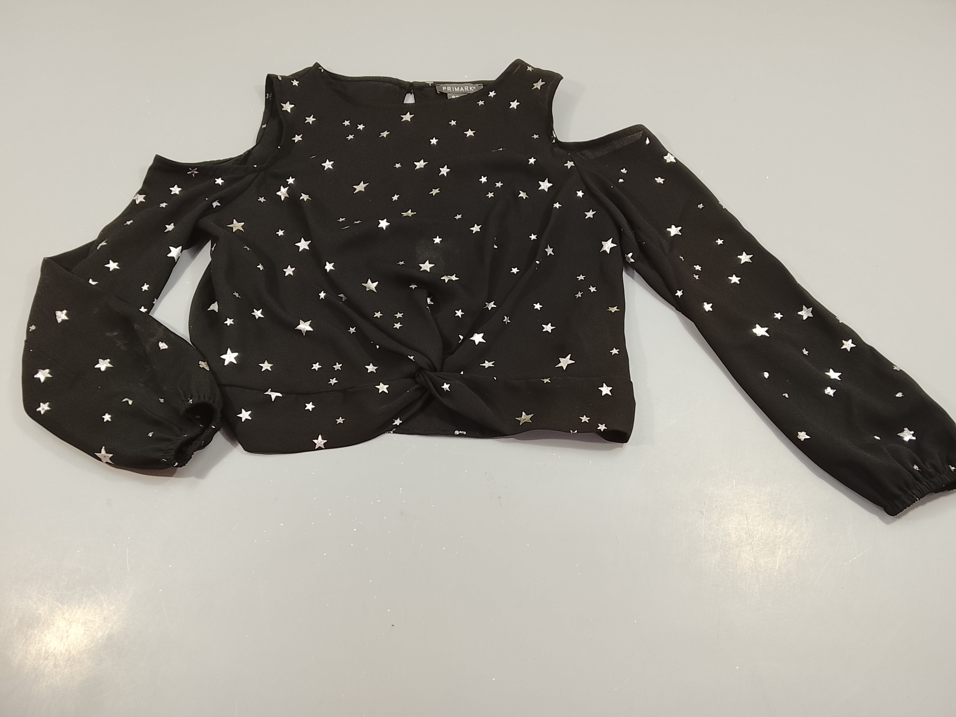 Blouse ml noire étoiles argentées . Epaules dénudées, petit noué à la taille