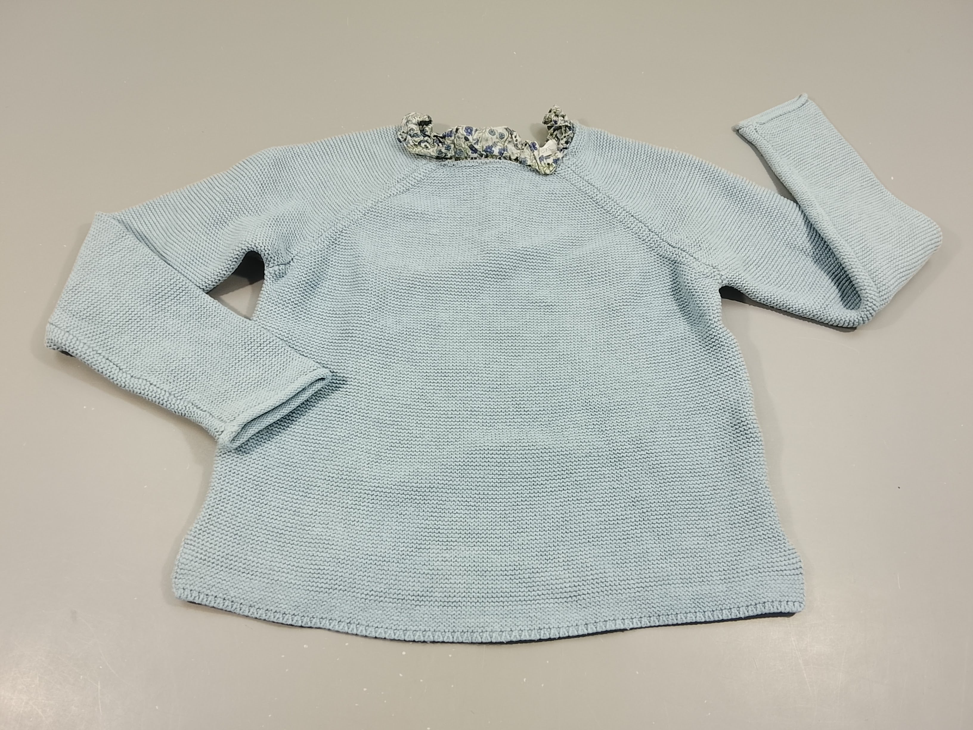 Pull en mailles bleu clair , petit col blanc à fleurs bleues