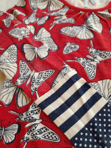 T-shirt m.l. rouge - papillons bleus - m.ch un peu délavée, moins cher chez Petit Kiwi