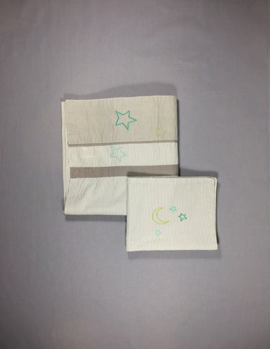 1 drap simple ligné blanc et gris avec étoiles brodées 82cmx104cm + 1 taie 40x32, moins cher chez Petit Kiwi