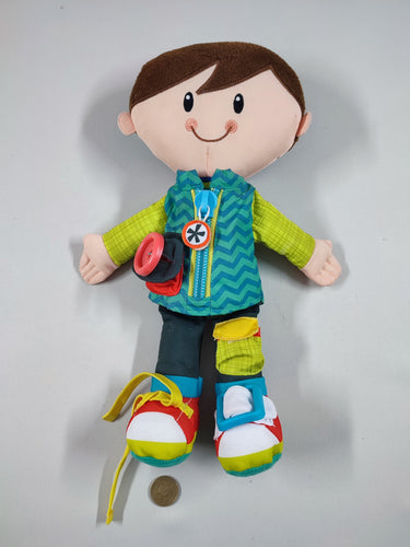 Lucas la poupée peluche avec fermeture éclair, lacet, bouton 2+ -  seconde main/occasion pour 12.50 € • Petit Kiwi