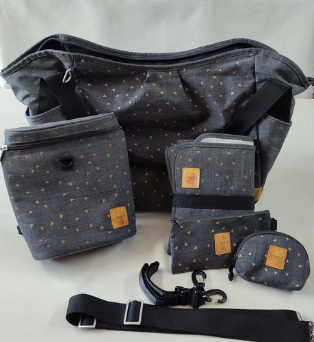 Sac à langer casual Twin bag gris triangles bruns + pochette isotherme +  tapis à langer + 2 pochettes + sangle + attache pousette - seconde  main/occasion pour 50 € • Petit Kiwi