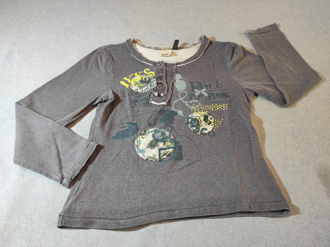 T-shirt m.l gris chiné  à motifs "IKKS" (légère décoloration au bas d'une manche), moins cher chez Petit Kiwi