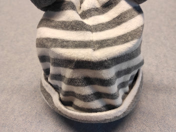 Bonnet ligné gris-blanc  avec petites oreilles