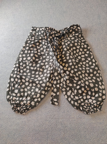 Pantalon fluide noir taches blanches, moins cher chez Petit Kiwi