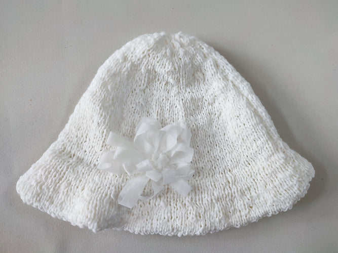 Bonnet blanc fleur (51cm), moins cher chez Petit Kiwi