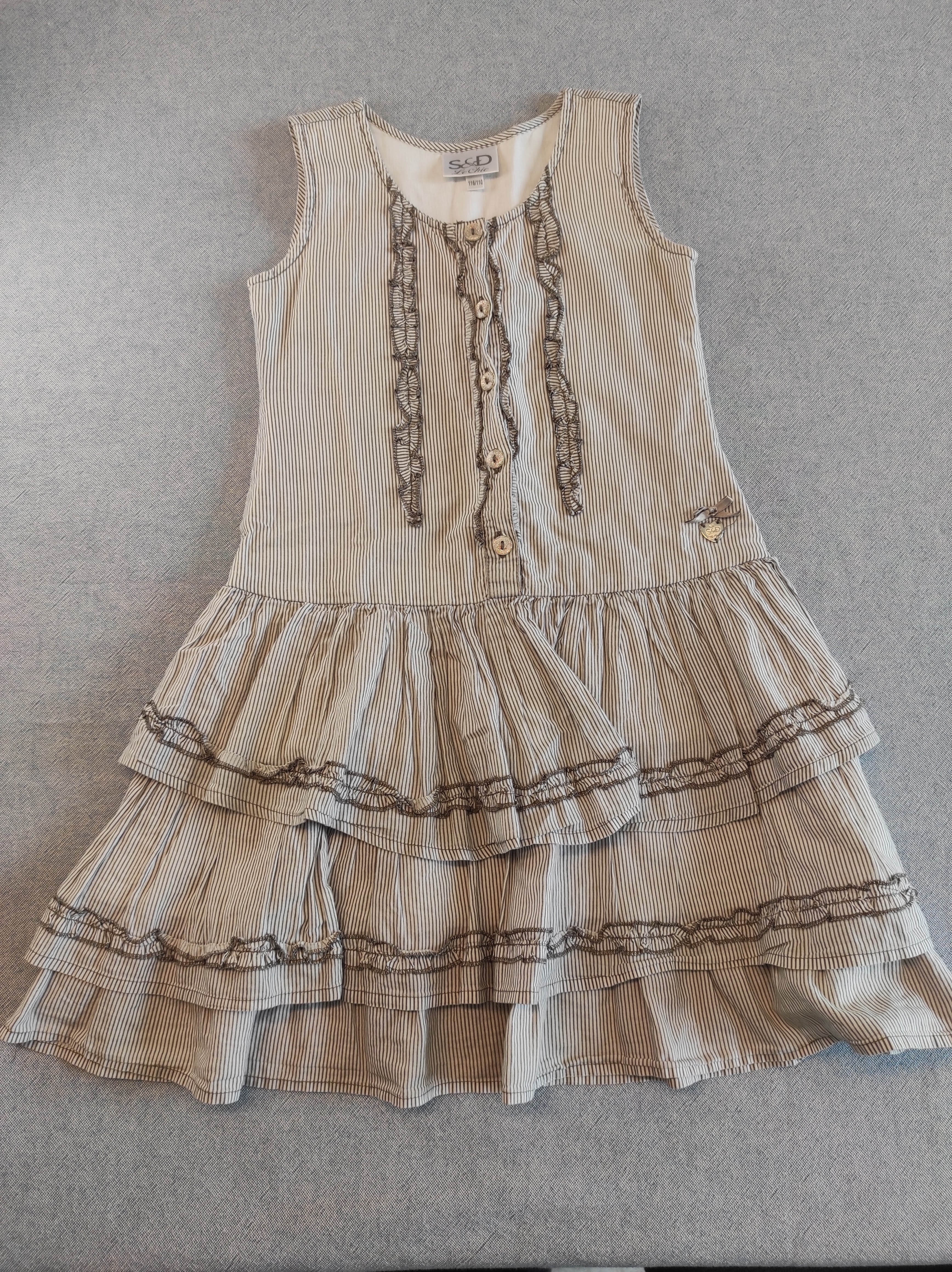 Robe s.m blanche lignée gris volants sur le dessous, boutons pailletés