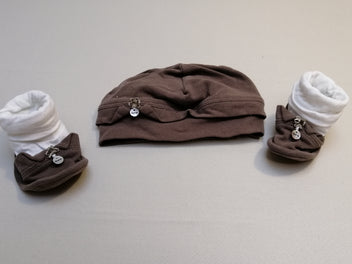 Ens. bonnet (46) + chaussons taupe/blanc