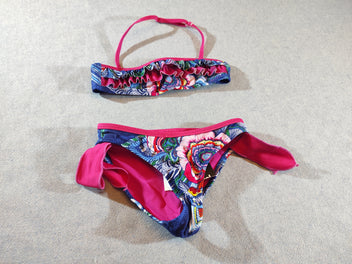 NEUF Bikini bandeau  froufrous , attaché à la nuque. , bleu à fleurs roses, vertes,... Taille S