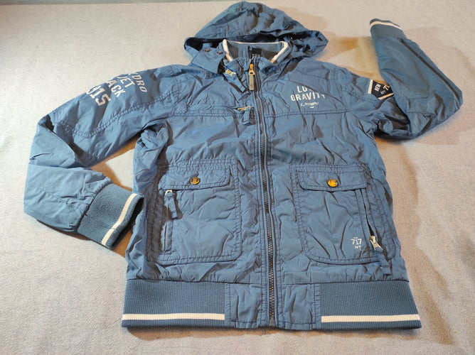 Veste zippée  déperlante bleue ,  (petite partie à la base de la capuche décousue), moins cher chez Petit Kiwi