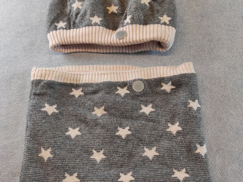 Bonnet et tours de cou gris, étoiles blanches 50/52