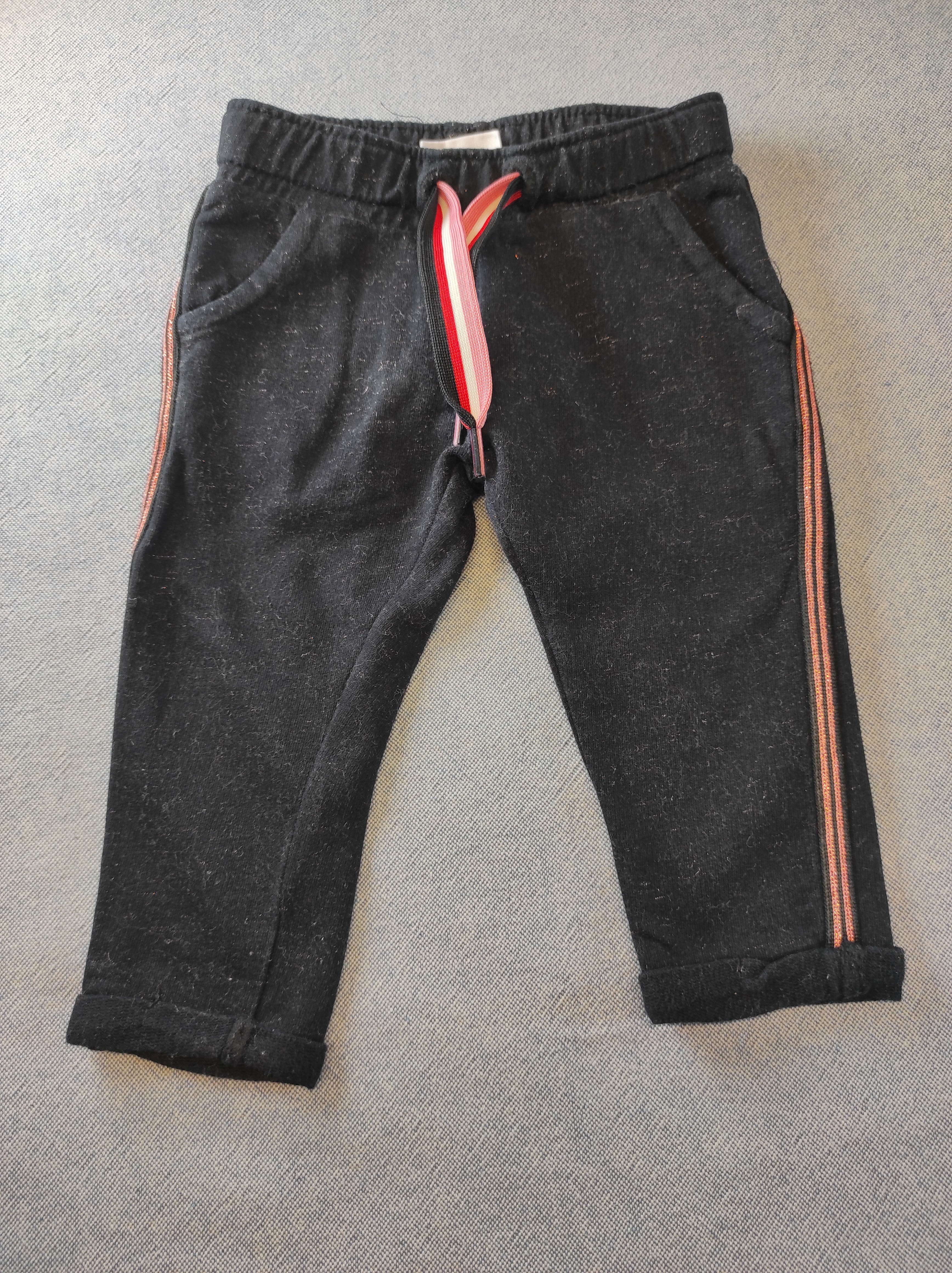 Jegging noir avec fines paillettes bandes sur le côté rose pailleté