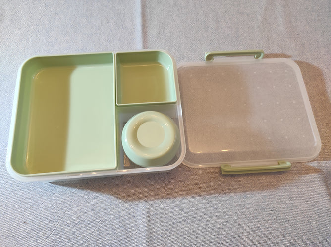 Luncbox verte/transparante avec compartiments et pot à sauce intégré, moins cher chez Petit Kiwi