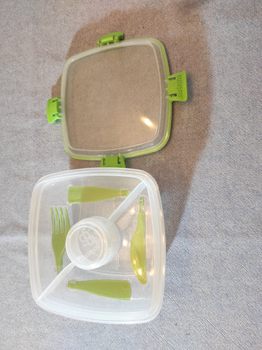 Lunch box 1,1L Sistema avec pot pour la  sauce et couvert intégré, moins cher chez Petit Kiwi