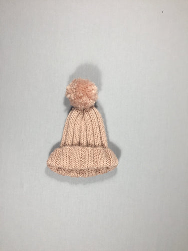 Bonnet rose clair tricoté main avec pompon, moins cher chez Petit Kiwi