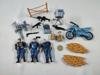 3 militaires + armes + moto + accessoires