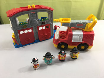 Camion pompier sonore et lumineux  avec caserne et 4 personnages, Little People