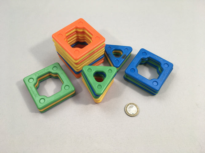 Blocs magnétiques  (16 carrés, 10 tiangles), moins cher chez Petit Kiwi