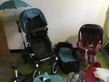 Poussette duo Bugaboo buffalo bleue + siège coque maxi cosi cabriofix rouge + planche à roulette + chancelières, ombrelle, prote.ctions pluie, housses de siège, moustiquaire, adaptateurs maxi cosi