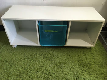 Meuble bas de rangement blanc sur roulettes Lg-100cm Ht-40cm Prof-35cm + un panier de rangement