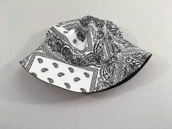 Chapeau réversible noir/blanc motifs noirs