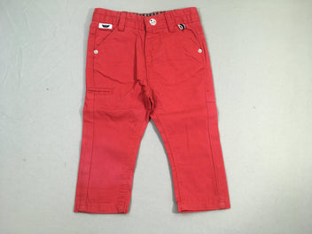 Pantalon chino rouge, décoloré par endroits