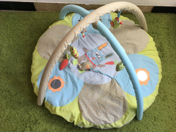 Tapis de jeu vert/bleu/taupe lapin