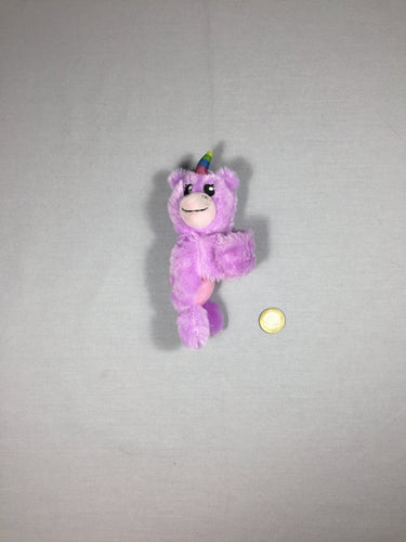 Peluche-bracelet singe mauve, moins cher chez Petit Kiwi