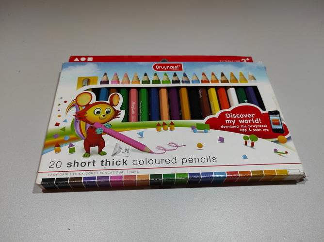 20 crayons de couleur courts et de gros diamètres pour les petites mains  d'enfants+ taille crayon - seconde main/occasion pour 3 € • Petit Kiwi